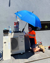 Load image into Gallery viewer, Happy Australian Tradie Under The Trade Shade - Magnetic Umbrella Holder In The Shade While Working On A Split System
